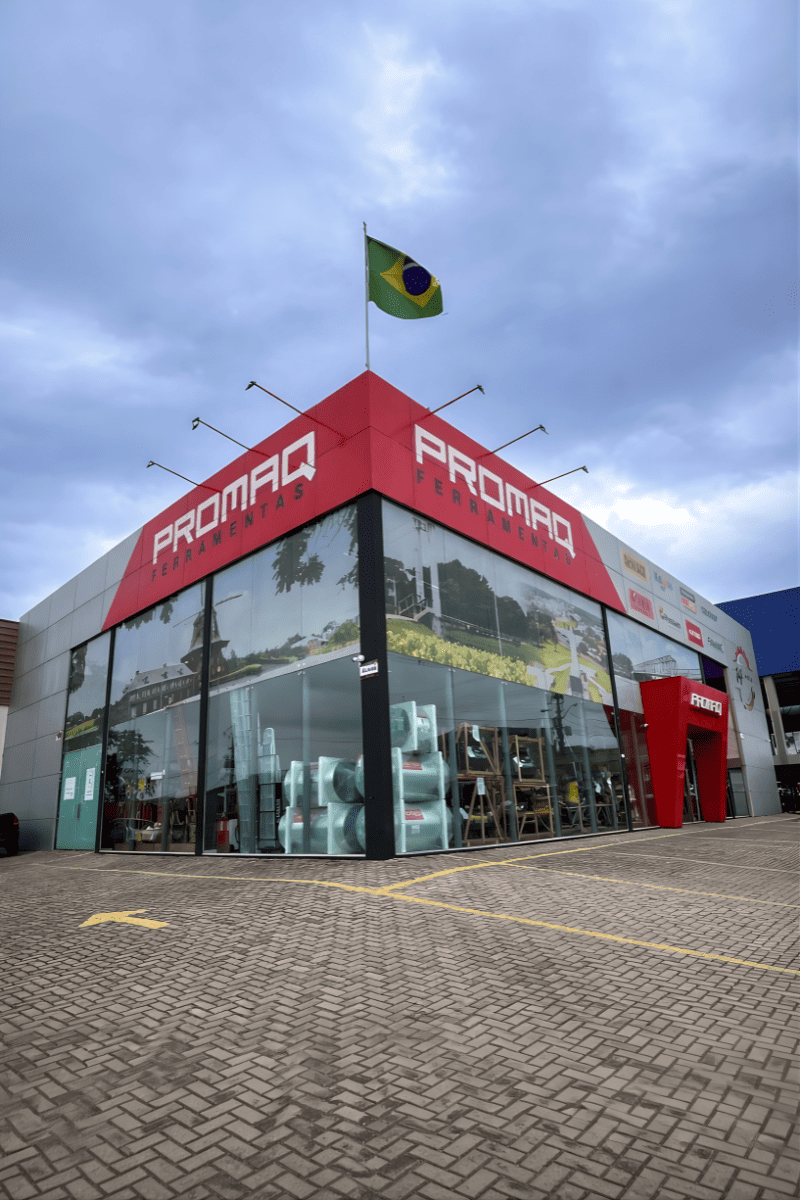 Promaq ferramentas: fachada da loja física em ângulo vertical com destaque para a marca em amarelo e marcas parceiras na lateral.